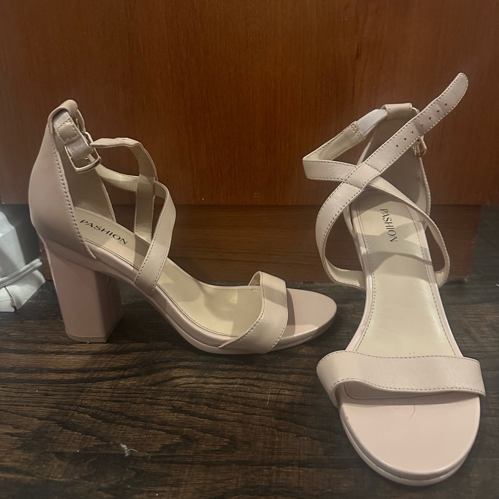 Women's Nude Strappy Convertible 3 inch Heels-size 8 Pashion